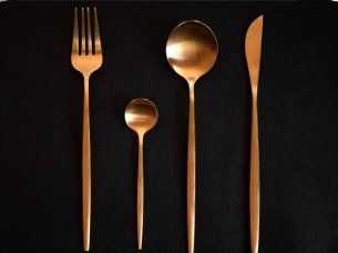Cubiertos Dorados Minimalistas